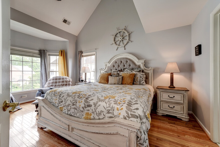King-sized Master Bedroom - 502 Fallsgrove Dr