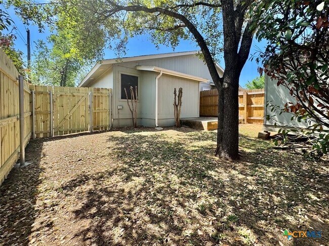 Building Photo - 2110 Blue Meadow Dr