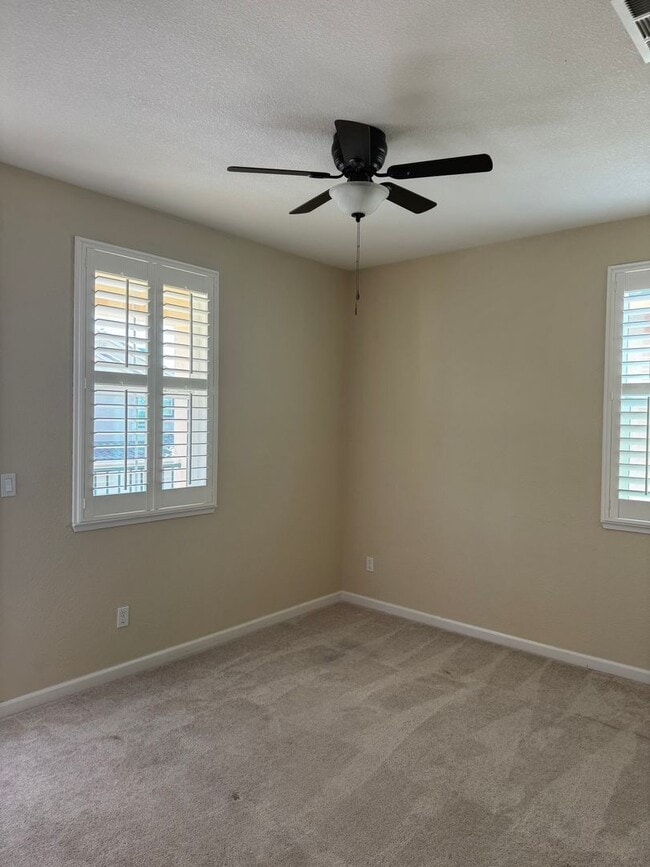 Building Photo - Great location close to Kaiser Roseville