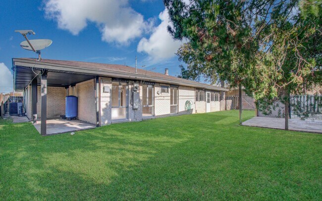 Building Photo - 7918 Bayside Dr