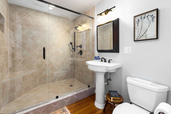 Building Photo - Stunning Irving Park 4 bedroom, 4 bathroom home in Greensboro!