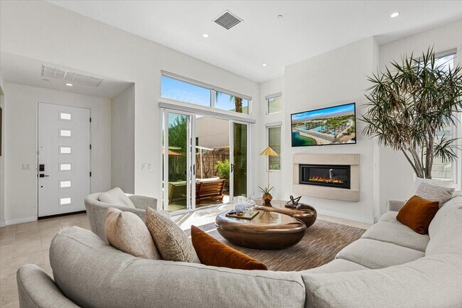 Building Photo - 446 Fountain Dr