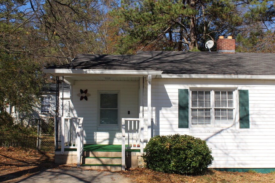 Shaded front yard - 242 Victory Dr SE