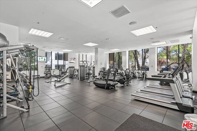 Building Photo - 10724 Wilshire Blvd