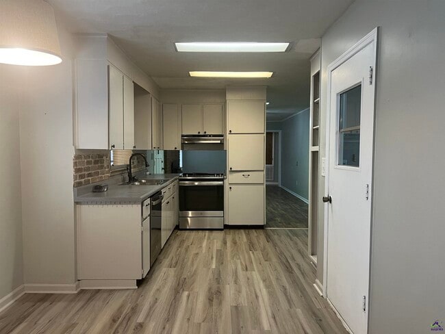 Building Photo - 409 Forest Lake Dr