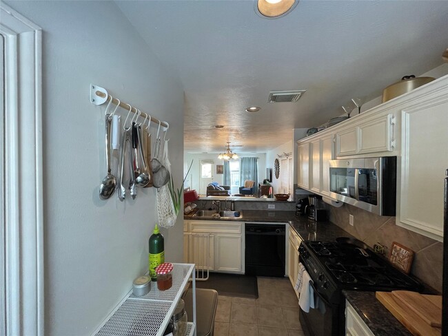 Building Photo - 718 Redwing Park Dr