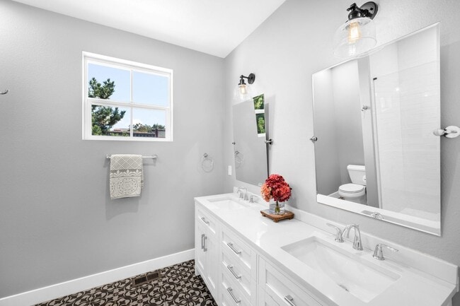 Building Photo - LUX 3BD, 3BA Home with Office Near Cherry Creek and Wash Park