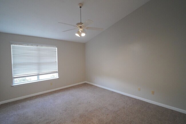 Building Photo - 3 Bed / 2 Bath with Large Yard/Garage in Bucklake area!