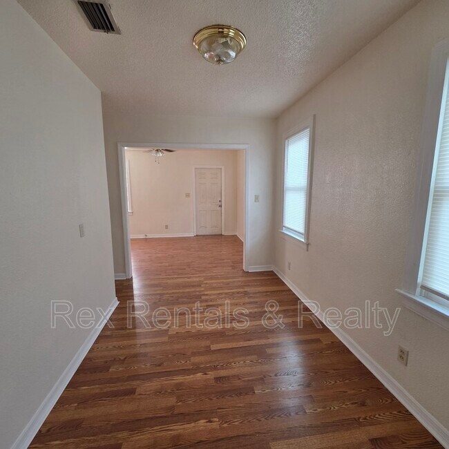 Building Photo - 1776 Scranton St S