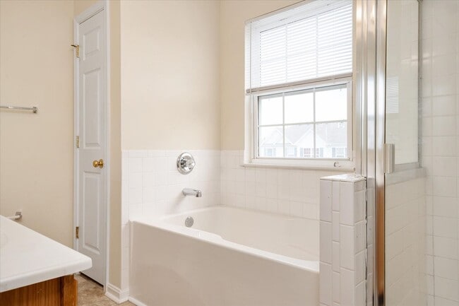 Building Photo - Beautiful End-Unit Townhome for Rent