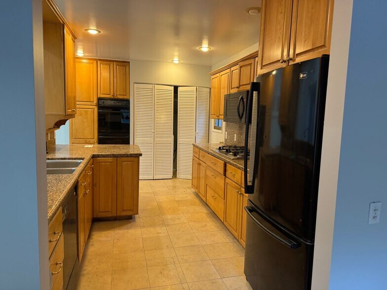 Building Photo - 17249 Flanders St