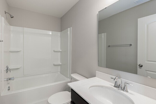 Building Photo - BEAUTIFUL 3BD/2.5BTH Townhome - MALLARD CREEK