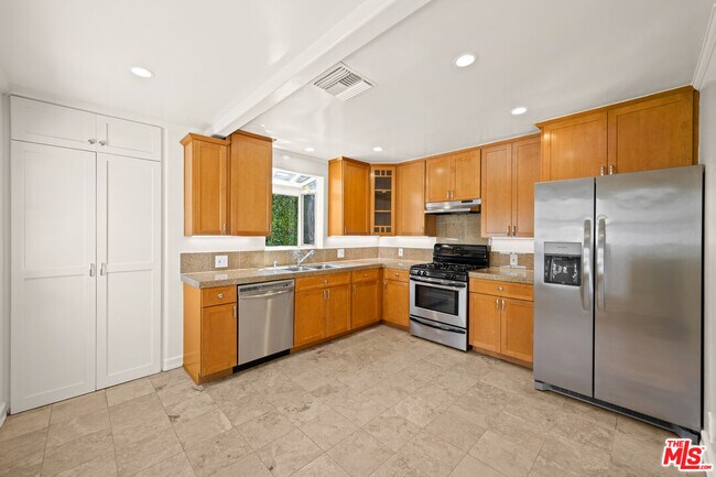 Building Photo - 704 Westbourne Dr
