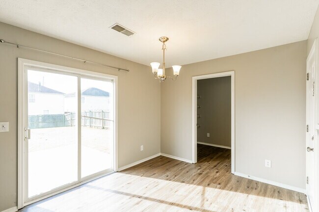 Building Photo - 2803 Creekbend Dr