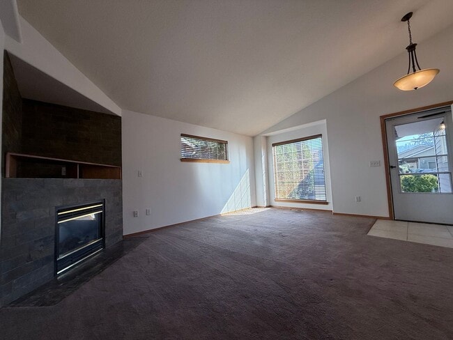 Building Photo - Spacious 3BD/2BA Home with Two-Car Garage,...