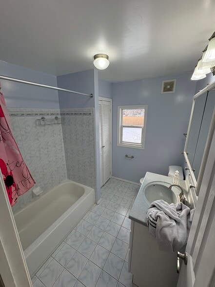 Building Photo - 60 Lynbrook Dr