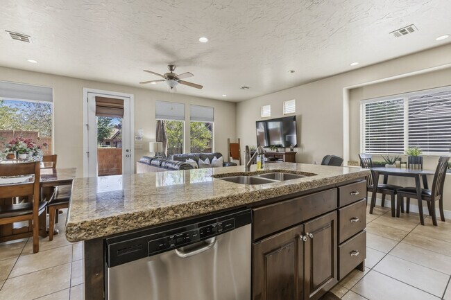 Building Photo - 4221 Torrey Pines Dr