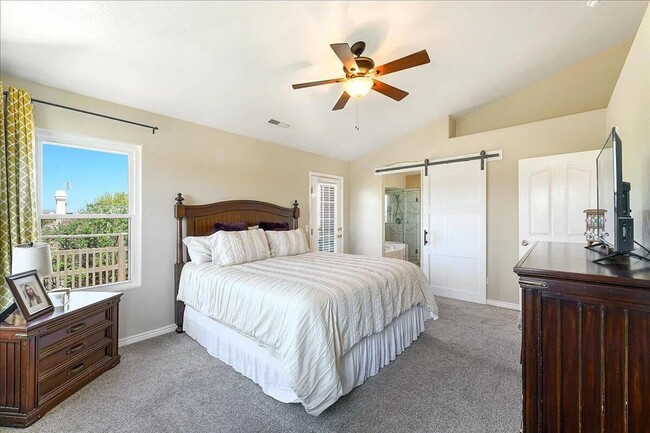 Building Photo - Expansive 5 Bedroom Home with Additional O...