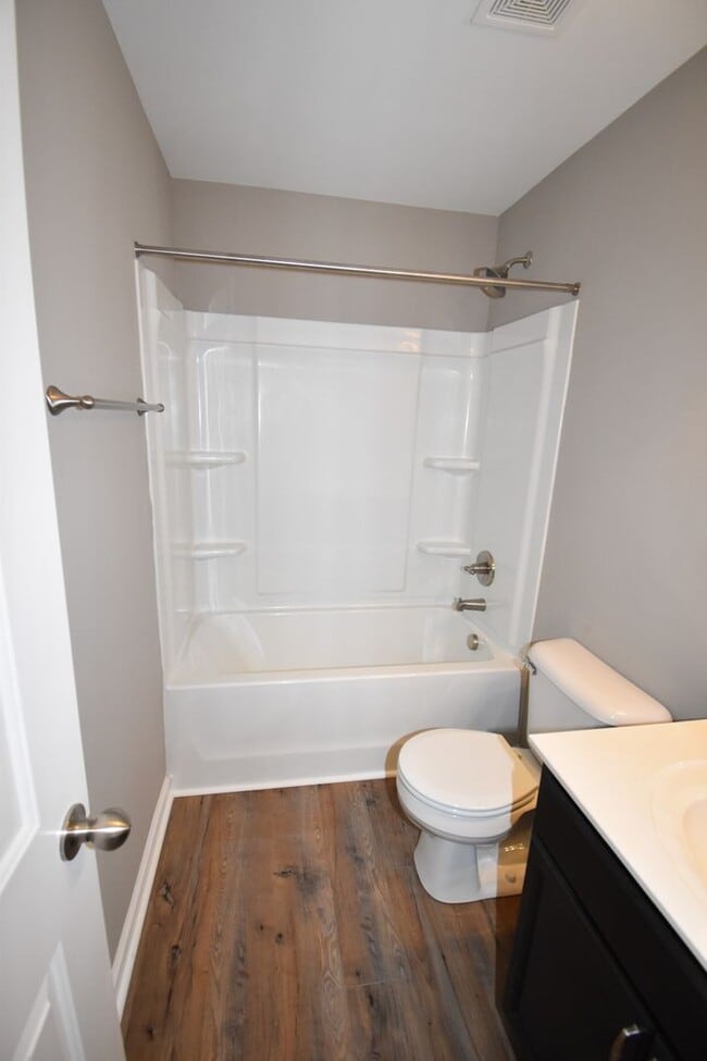 Building Photo - 2 bedroom Dog Friendly Condo For Rent Near...