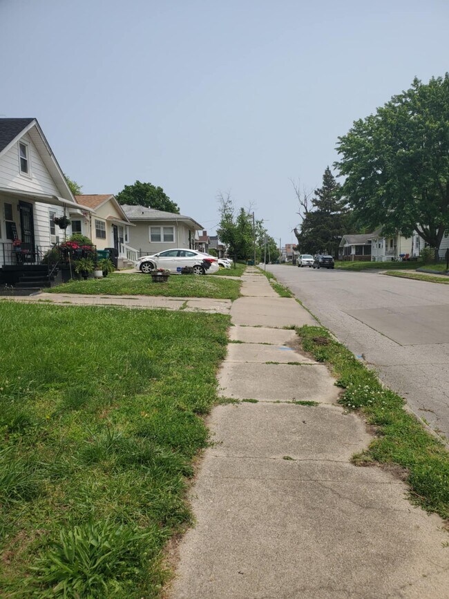 Building Photo - 1246 E Riverside Ave