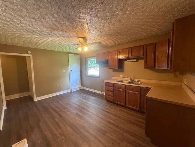 Building Photo - Three bedroom one bathroom home for rent