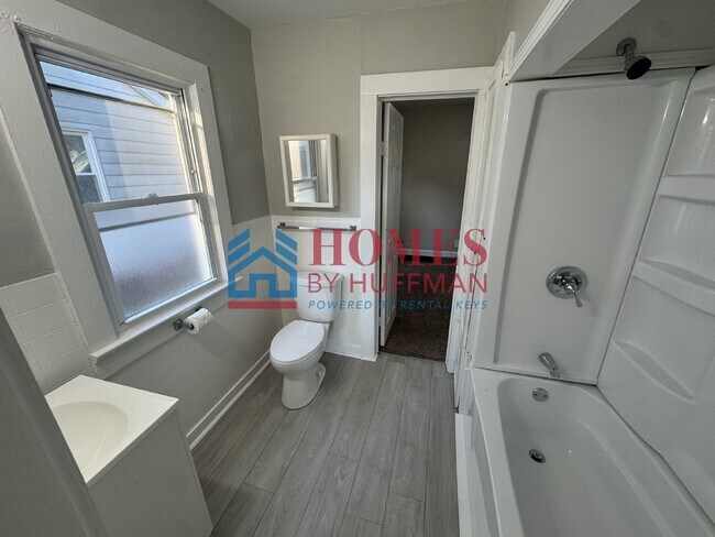 Building Photo - Two Bedroom | Garage | Move In Ready