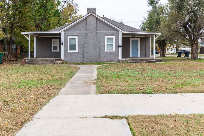 Building Photo - 2440 NW 16th St Duplex