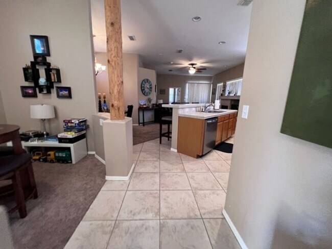 Building Photo - 2BR Vacation Home in Gated Community Bullhead Parkway with Utilities Avail 10/1