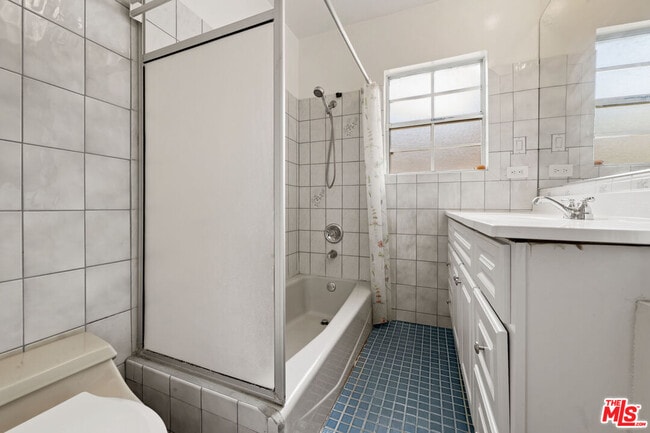 Building Photo - 2823 Coolidge Ave