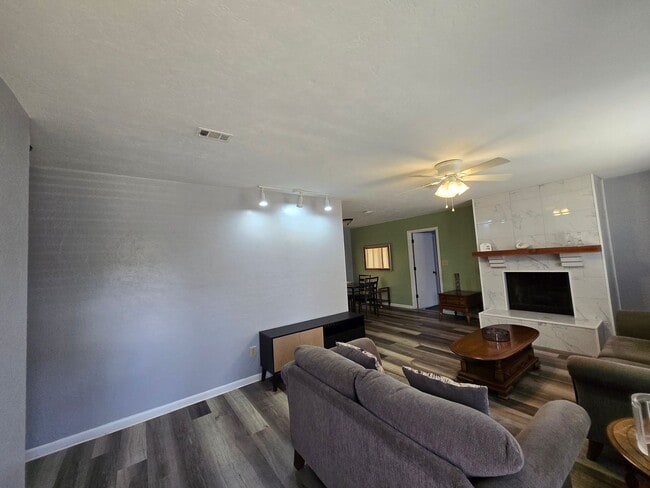 Building Photo - 3/2- Adorable home in Northwood Pines