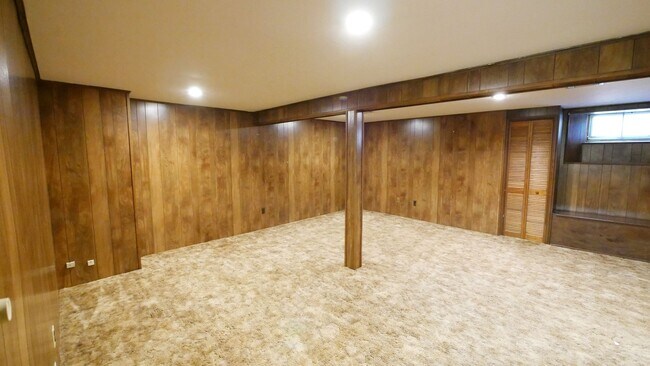 Building Photo - End Unit Townhouse with Full Basement 2BR ...
