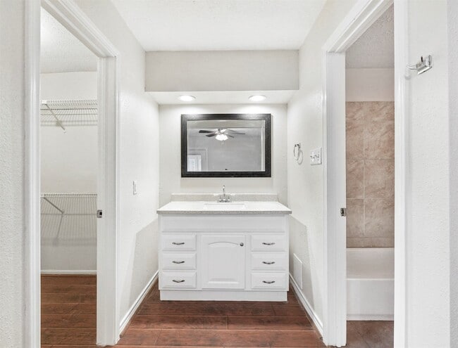 Building Photo - 817 Willow Creek Dr