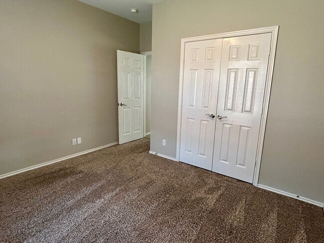 Building Photo - AVAILABLE NOW - $500 OFF FIRST FULL MONTH - Beautiful Home In Edmond School District!