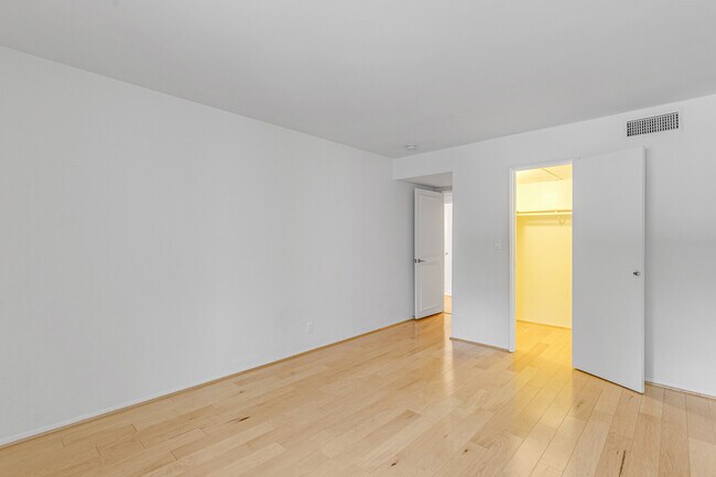 Building Photo - 8535 N W Knoll Dr