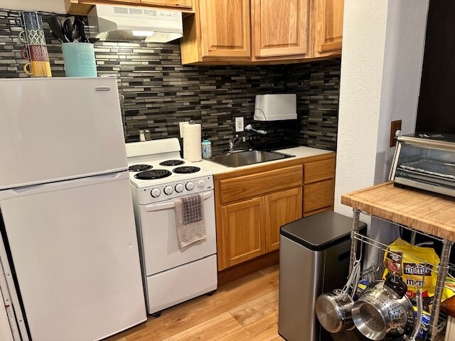 Cute, functional kitchen - 910 N. Pacific Hwy