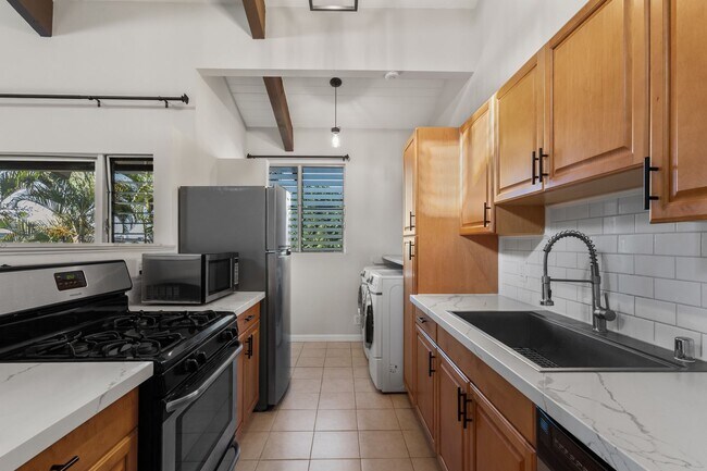 Building Photo - Spacious 3-Bed, 2-Bath Pet-Friendly Townhome in Prime Aiea Location – End Unit with Private Lanai...