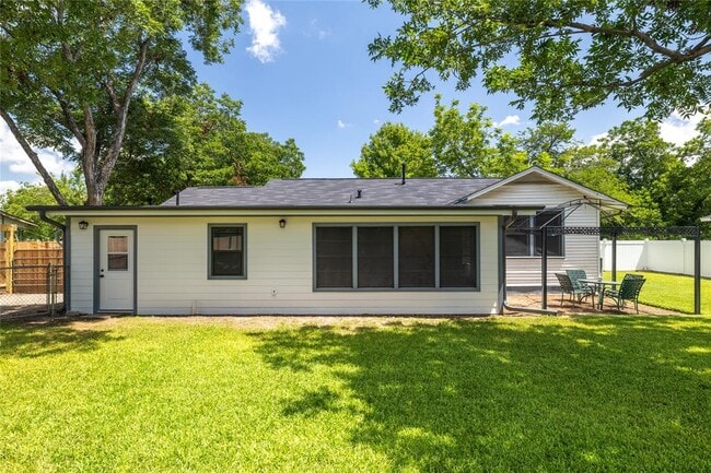 Building Photo - 305 Sunset Dr