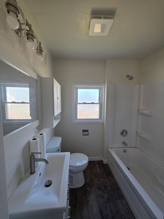 Building Photo - 940 W Weiland Ave