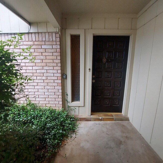Building Photo - 151 Riverside Dr