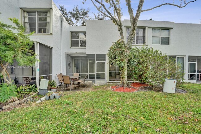 Building Photo - 9451 Live Oak Pl