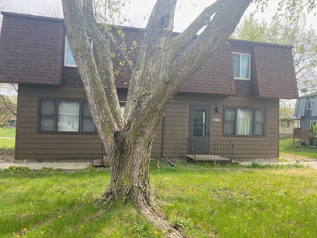 Building Photo - 308 Jewel Dr