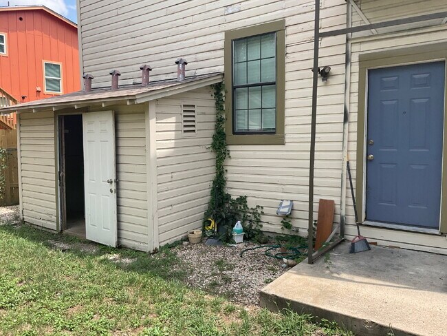 Building Photo - 1 Bedroom Close to SAC/Alamo Heights