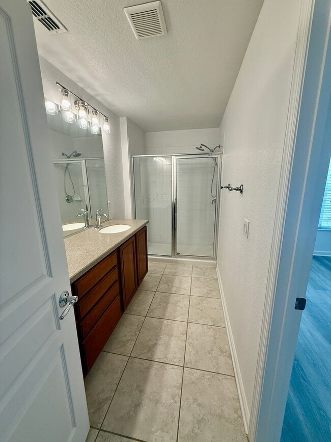 Building Photo - Lake Sawyer - Luxury 3/2.5 Condo