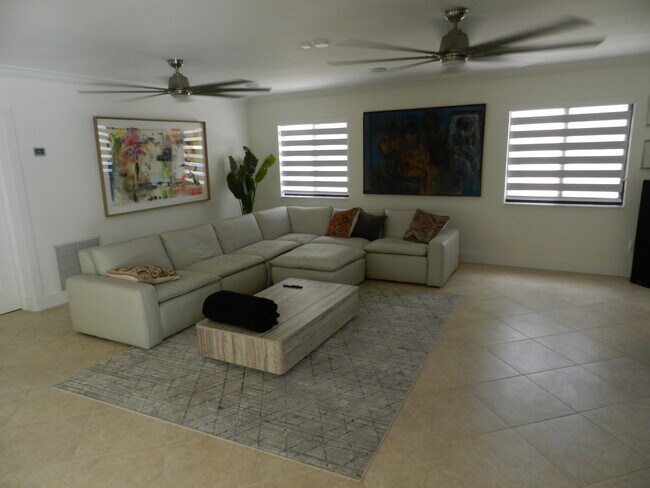 Building Photo - 9501 SW 69th Ct