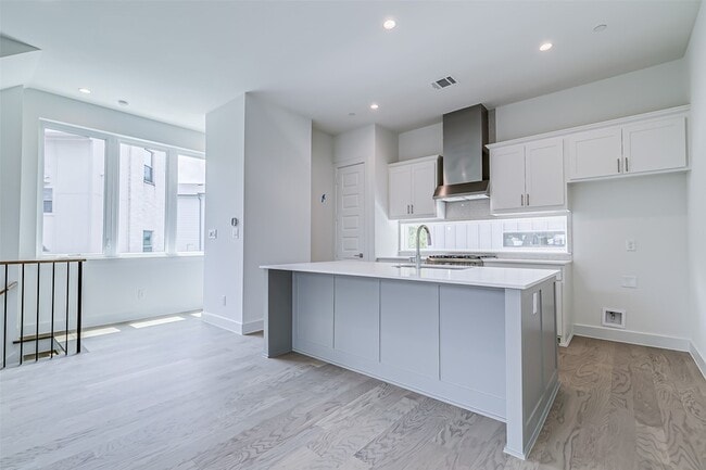 Building Photo - 6028 Lewis St