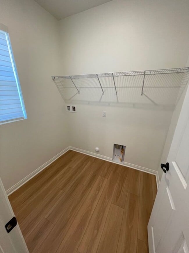 Building Photo - Newer Condo Over 2000 sq feet in Ontario