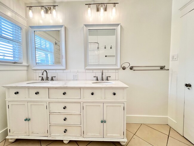 Building Photo - Sun-Drenched Top Floor 3BD in the Heart of Belmont Heights | Garage Included