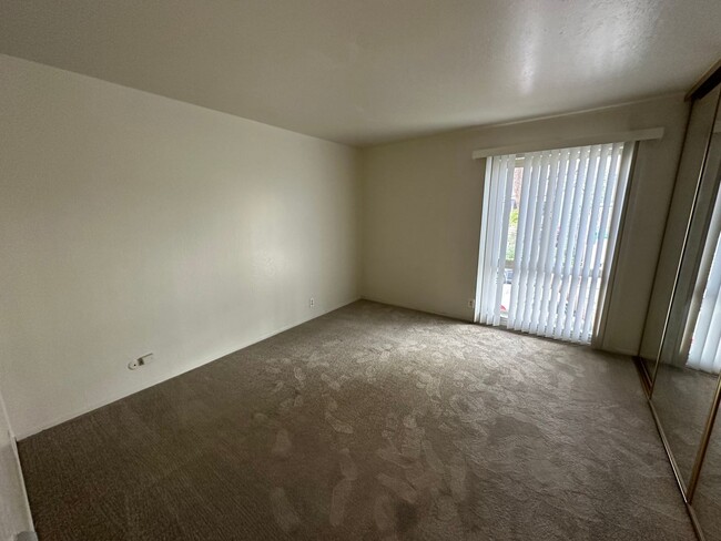 Building Photo - Spacious 1 Bedroom near Lake Merritt! FIRS...