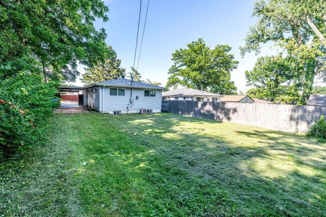 Building Photo - 212 Lakeside Dr