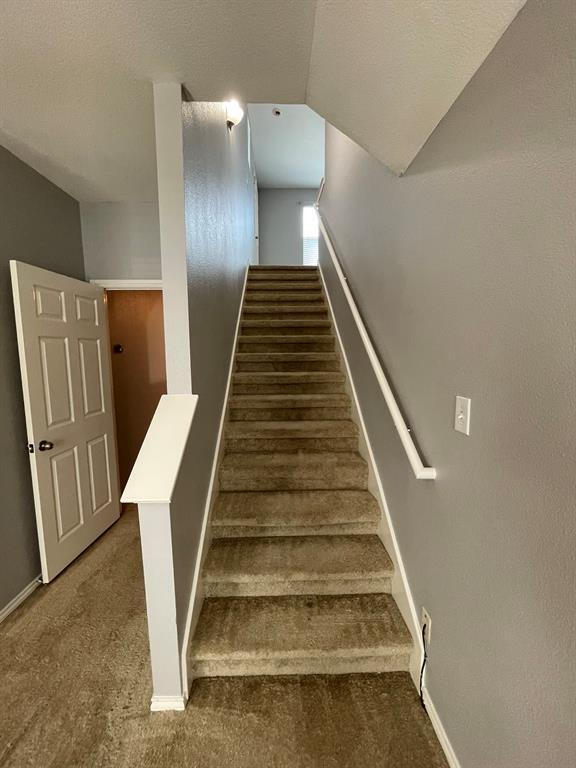 Building Photo - 6906 Woodridge Row Dr